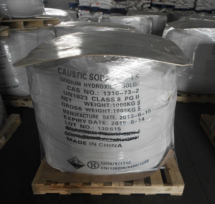 A soda cáustica peroliza páletes do NaOH 99% 1000kg/Bag 20tons/20GP Withou do hidróxido de sódio