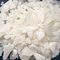 Os flocos brancos passam o sulfato de alumínio livre no reagente industrial